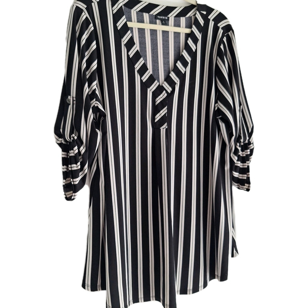 Torrid 2X Blouse Womens Sz 2 Black White Vertical Stripes Dressy 18/20 Office